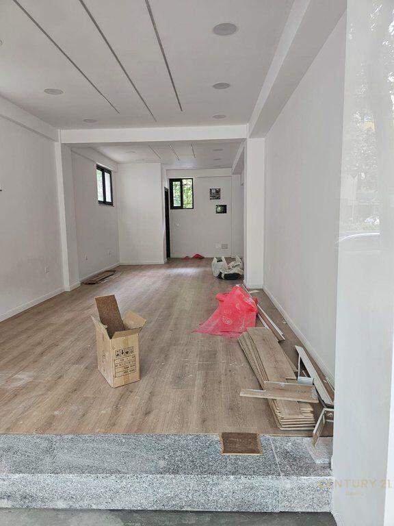 Ambjent komercial per shitje buze rruges kryesore tek 21-Dhjetori