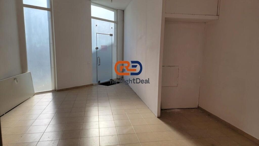 In Via Siri Kodra, Vendesi Commerciale in Vendita al Piano Terra !!