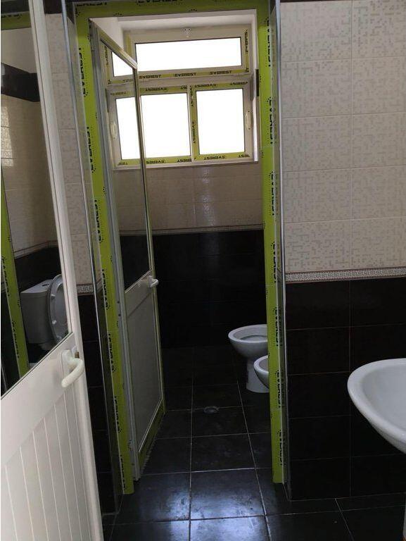 EKSKLUZIVE! BULEVARDI I RI, JEPET ME QIRA KAPANON 2 KATE+ 5 POSTE PARKIMI! 5,500 € /Muaj