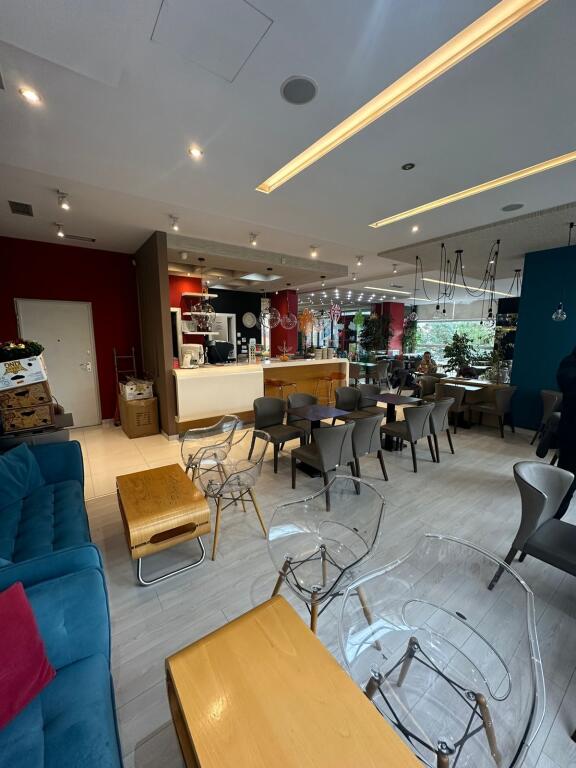 Jepet me qera ambjent i pershtatshem per biznese te ndryshme ,klinik ,zyra etj. Ndodhet ne Yzberisht