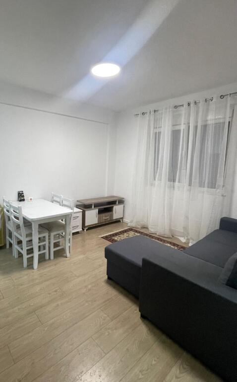 Jepet me qera apartament 1+1 te Liqeni i Thate.