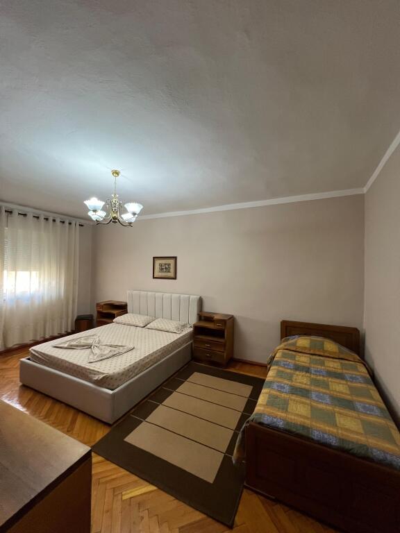 Jepet 2+1 me qira rruga Elbasanit