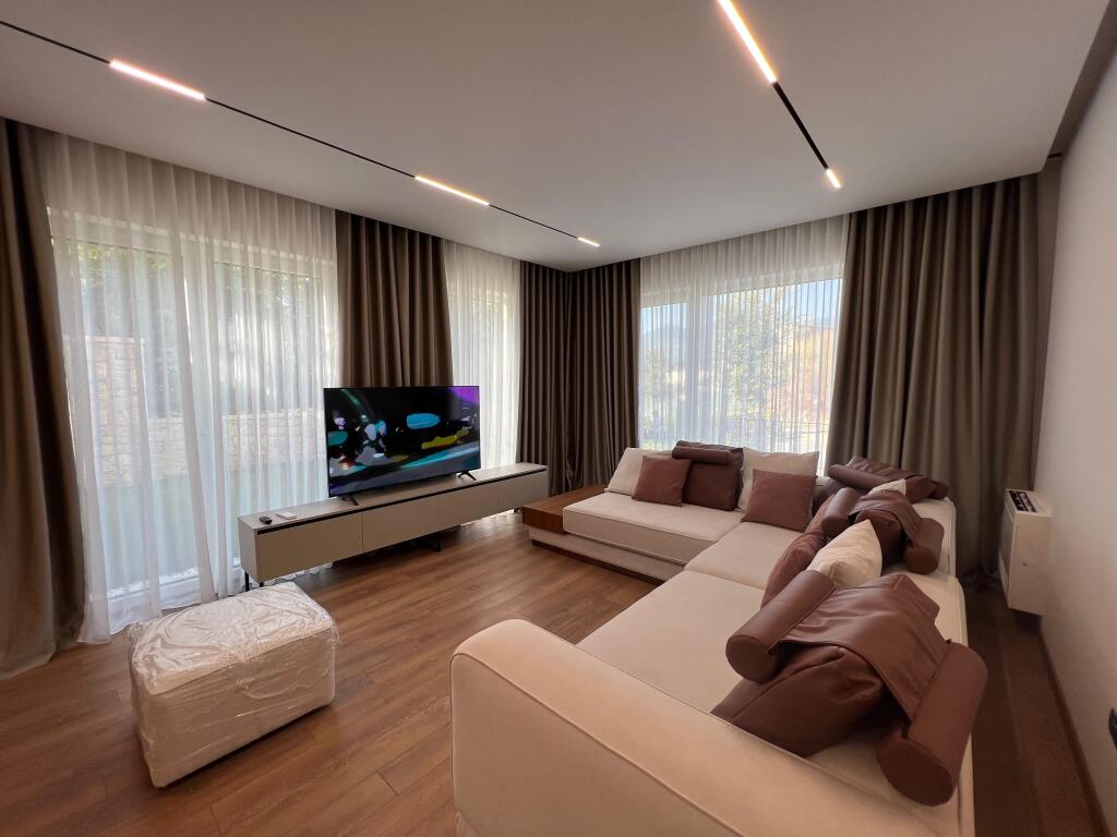 📣 QERA Vile e Bashkengjitur 📍 Forest Residence, Liqeni i Thate ✨     🏠 Vile 3-Kateshe   📐 Siperfaqe Banimi 400 m2   📐 Siperfaqe Trualli 400 m2   🔄 Organizohet Ne : Sallon Spacioz Dhe Ambient Gatimi, 4 Dhoma Gjumi, 5 Tualete, Kopesht i Gjelberuar, Podrum,  3 Post Parking.     💶 Cmimi 4.000 Euro