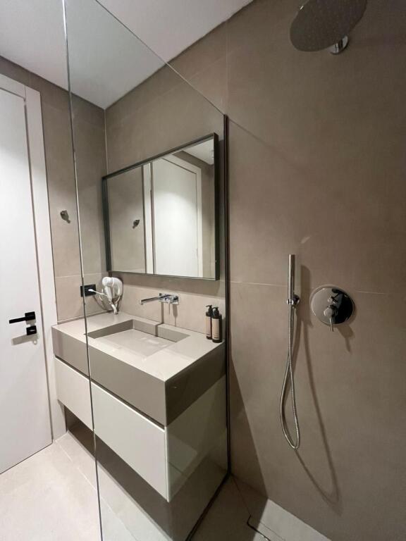 Vicino a SELVISE, Liceo Partizani vendiamo: 3 appartamenti