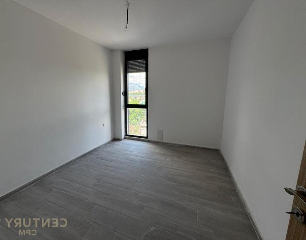 Shitet Apartament 3+1 ne fund te rruges 5 Maj.