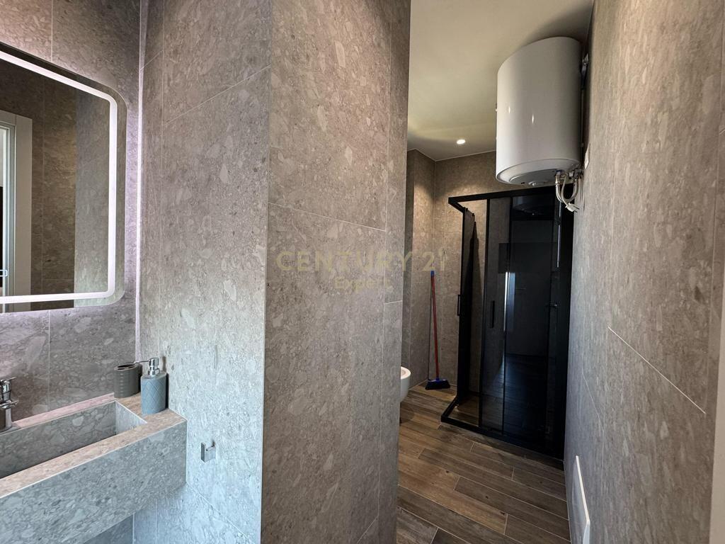 t me Qira – Duplex 2+1+2, Rruga e Barrikadës