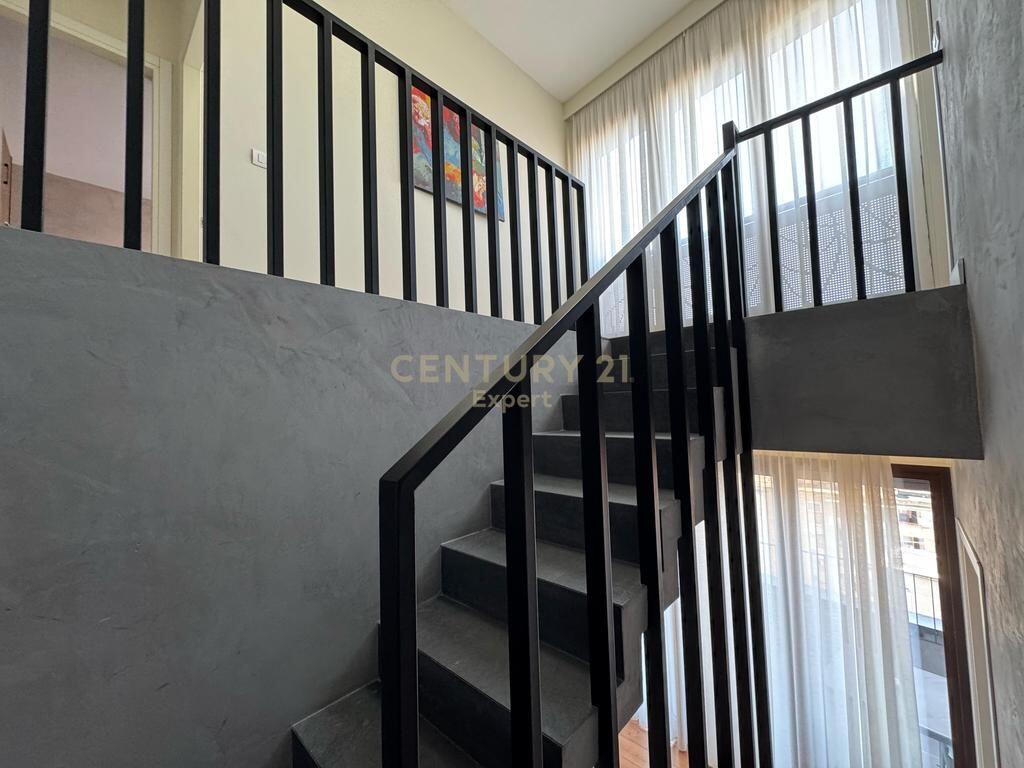 t me Qira – Duplex 2+1+2, Rruga e Barrikadës