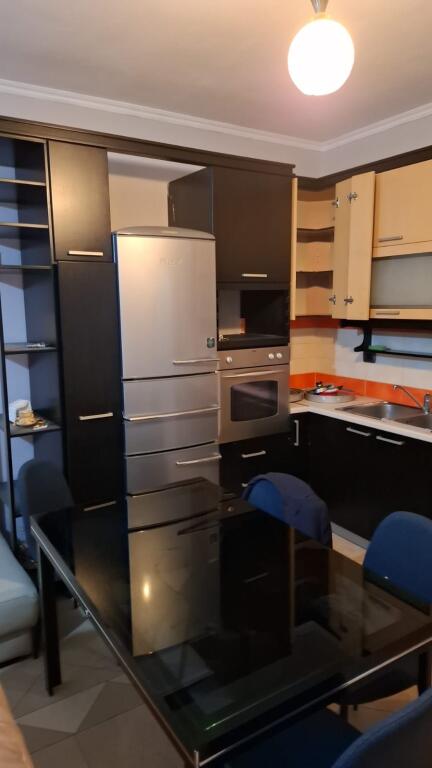 🏢Pak minuta larg Selvise,Rruga Siri Kodra jepet me qera apartament 2+1, i mobiluar 70,000Leke