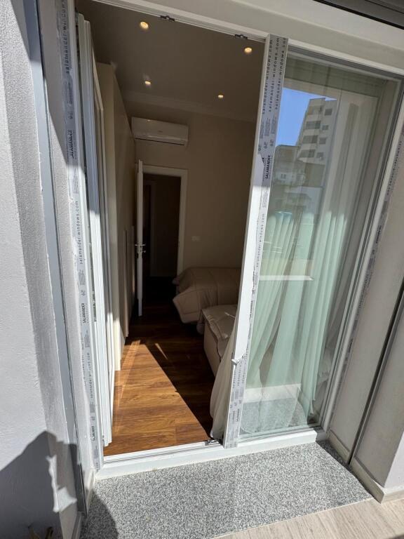 Jepet me qira apartament luksoz 2+1 në qendër të Durrësit