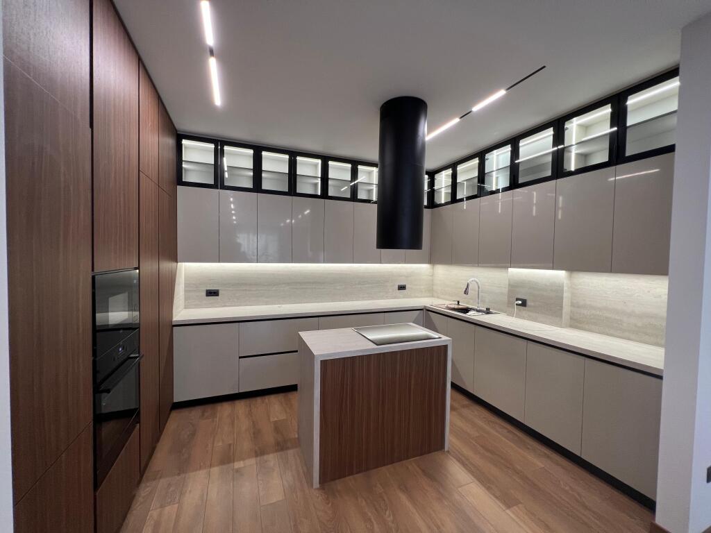 📣 QERA Vile e Bashkengjitur 📍 Forest Residence, Liqeni i Thate ✨     🏠 Vile 3-Kateshe   📐 Siperfaqe Banimi 400 m2   📐 Siperfaqe Trualli 400 m2   🔄 Organizohet Ne : Sallon Spacioz Dhe Ambient Gatimi, 4 Dhoma Gjumi, 5 Tualete, Kopesht i Gjelberuar, Podrum,  3 Post Parking.     💶 Cmimi 4.000 Euro