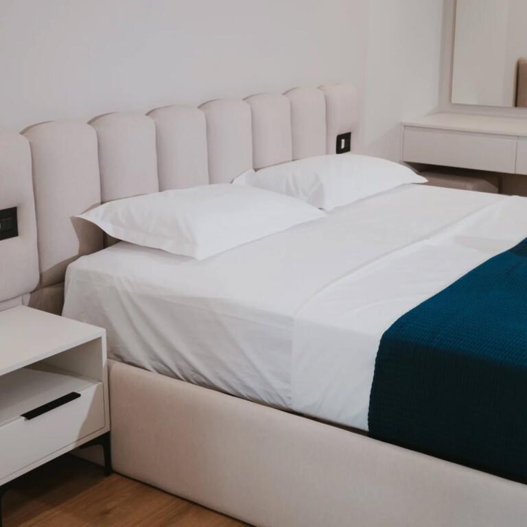 Jepet me Qira 2 Studio me Ambjent Gatimi, perfekte për Airbnb Myslym Shyri, 2 min nga Sheshi Skënderbej