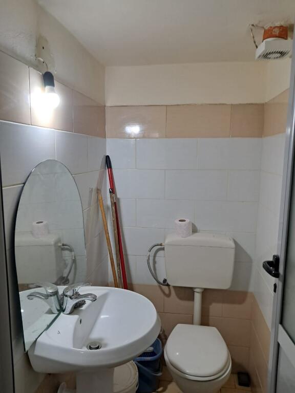 Negozio in Affitto a Lungo Termine - Cole, Vlore