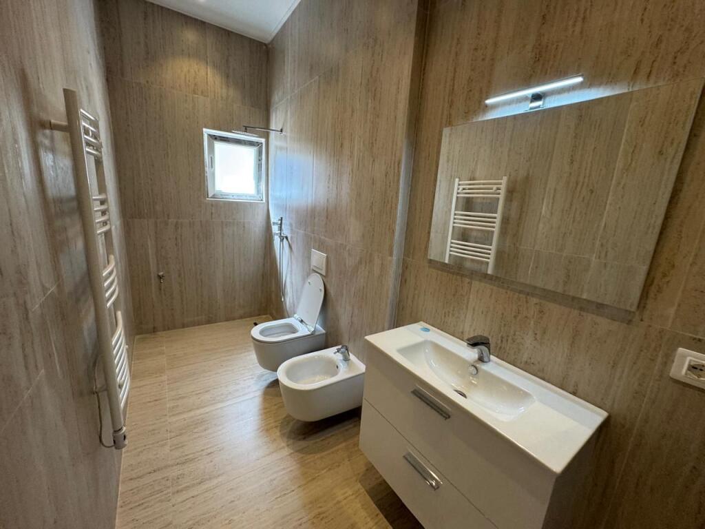 Jepet me qira apartament luksoz 2+1 në qendër të Durrësit