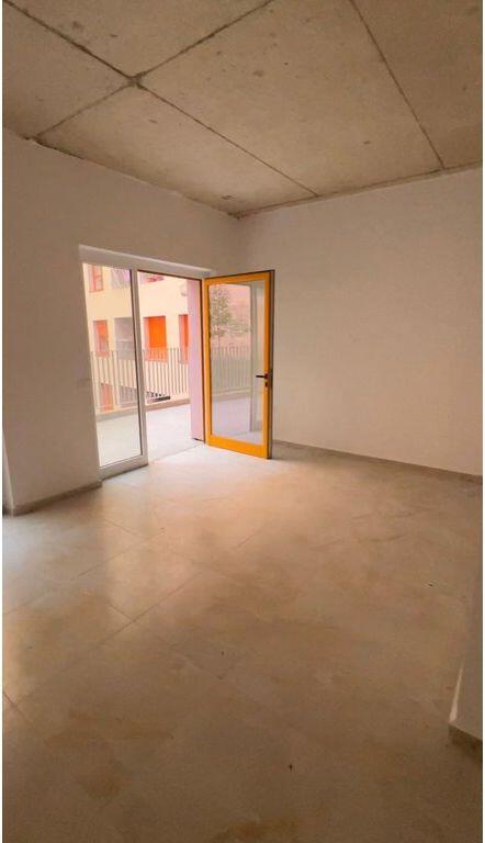 Locale Commerciale in Affitto ad Ali Demi presso il Complesso Mangalem, Tirana 300 € /Mese