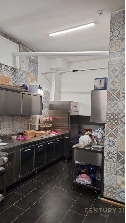 VENDESI ATTIVITÀ BAR CAFFÈ, CREPERIA, GRIGLIA E PIZZERIA IN FUNZIONE NEL CENTRO DI KAMEZ, TIRANA!! 33.000 €