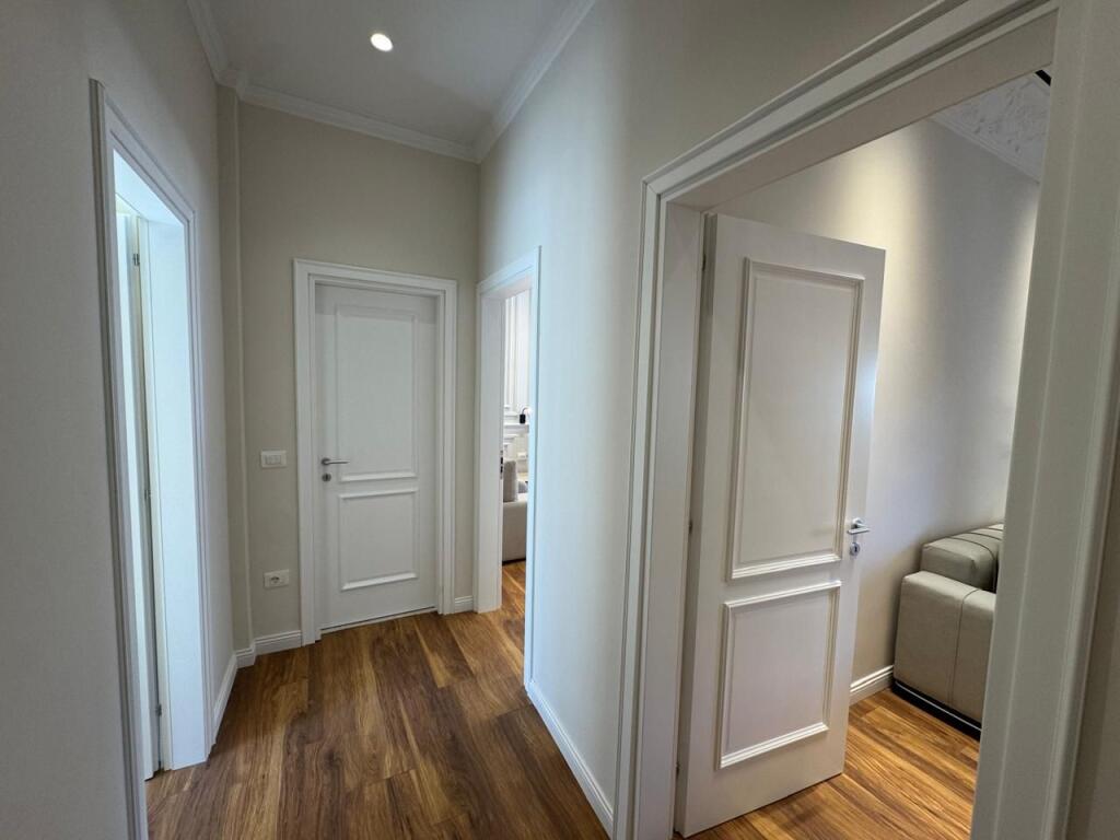 Jepet me qira apartament luksoz 2+1 në qendër të Durrësit