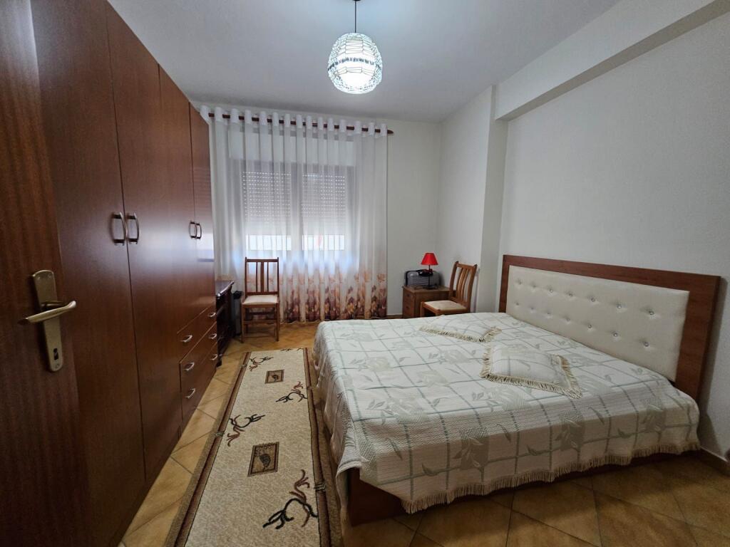 Apartament 2+1 per qira te Komuna Parisit