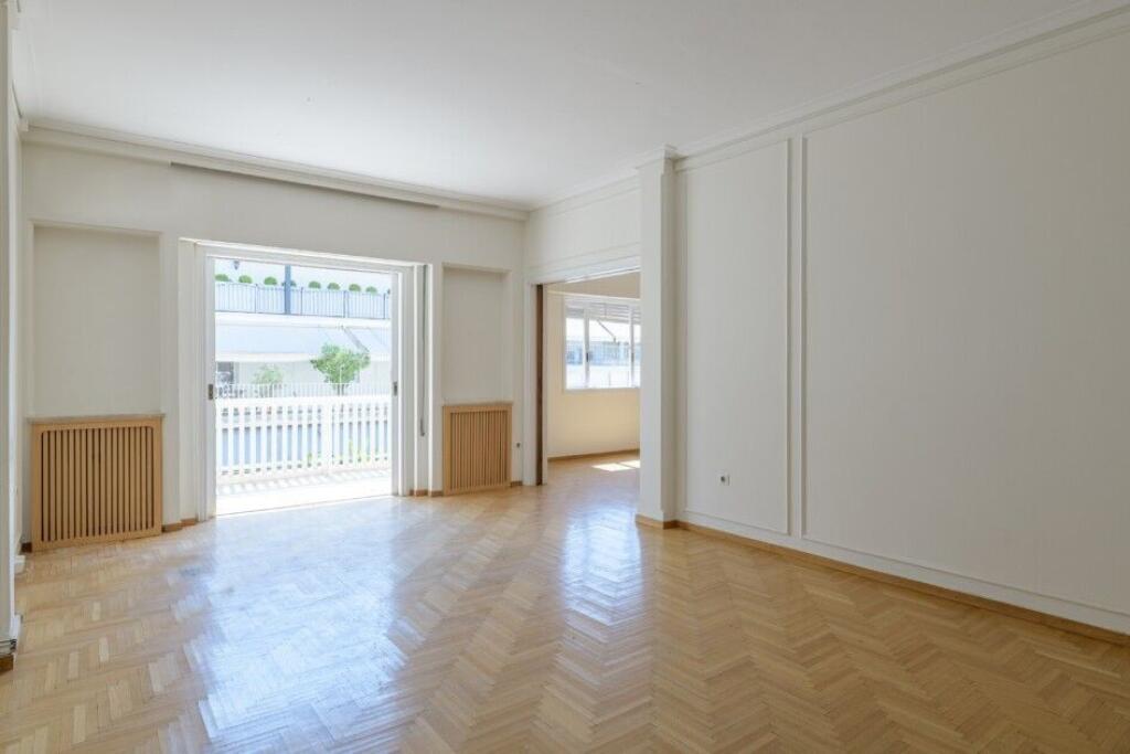 Zyre Me Qera Tek Komuna e Parisit (ID BZ2757) Tirane