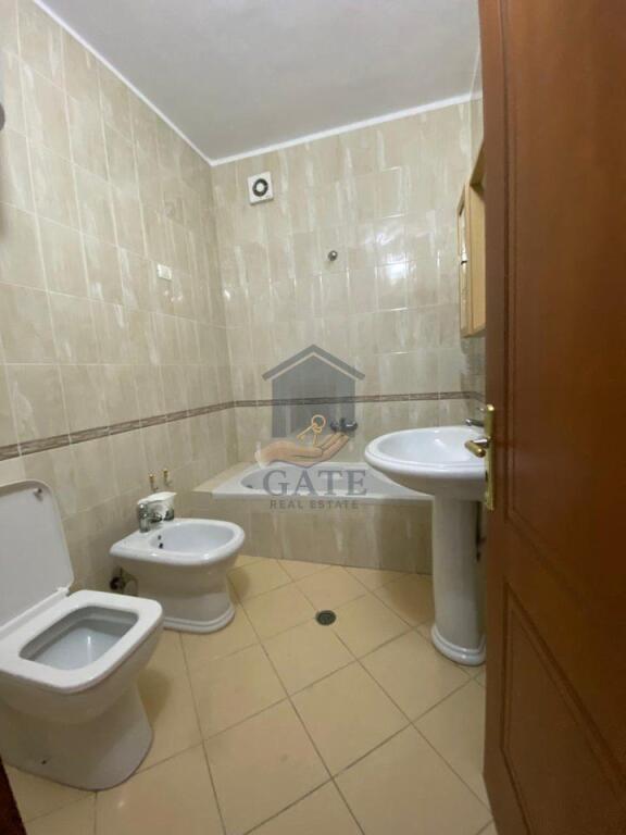 Jepet me Qira Apartament 3+1 me Verandë 30 m² – Durrës