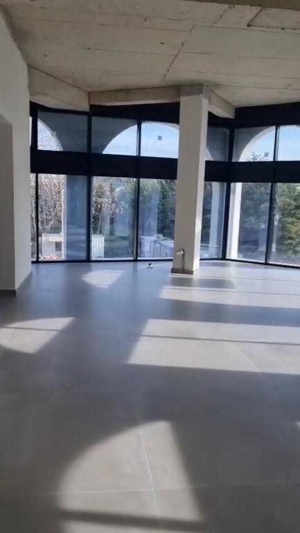 ZYRE ME QERA 177 M2 ISH FUSHA E AVIACIONIT 2150 EURO