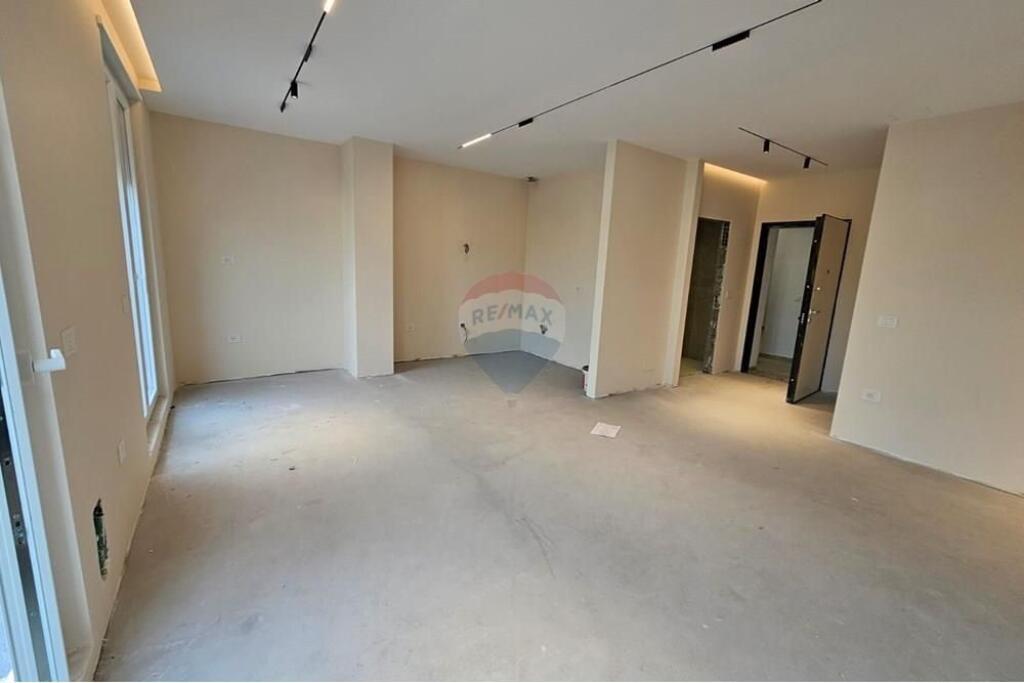 Shitet Apartament 2+1+2 te Ish Tregu Elektrik