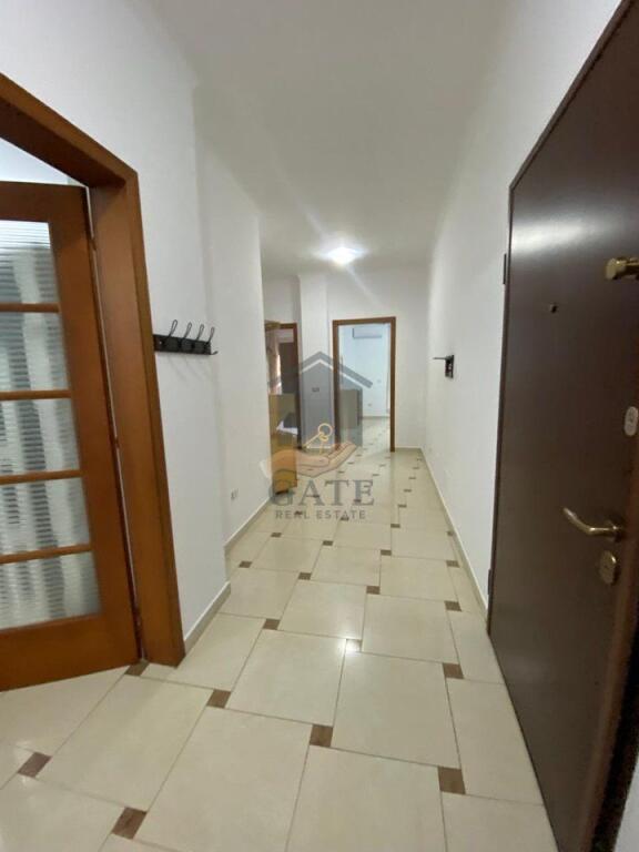 Jepet me Qira Apartament 3+1 me Verandë 30 m² – Durrës