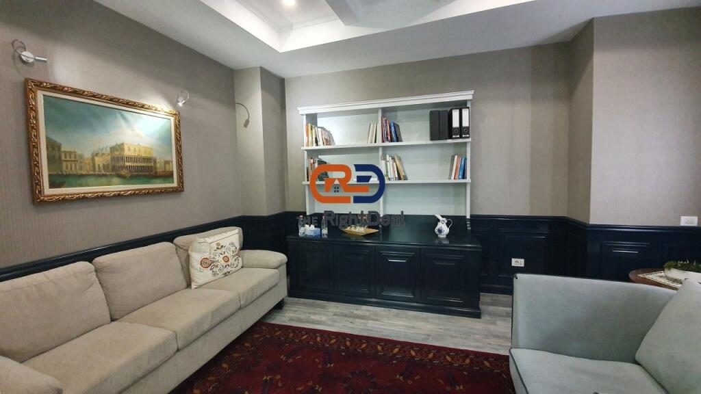 Da ETC, Vendita di Locale Commerciale Adatto per Investimento !!