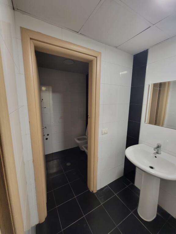 ZYRE ME QERA 210 M2 BLLOK 3200 EURO