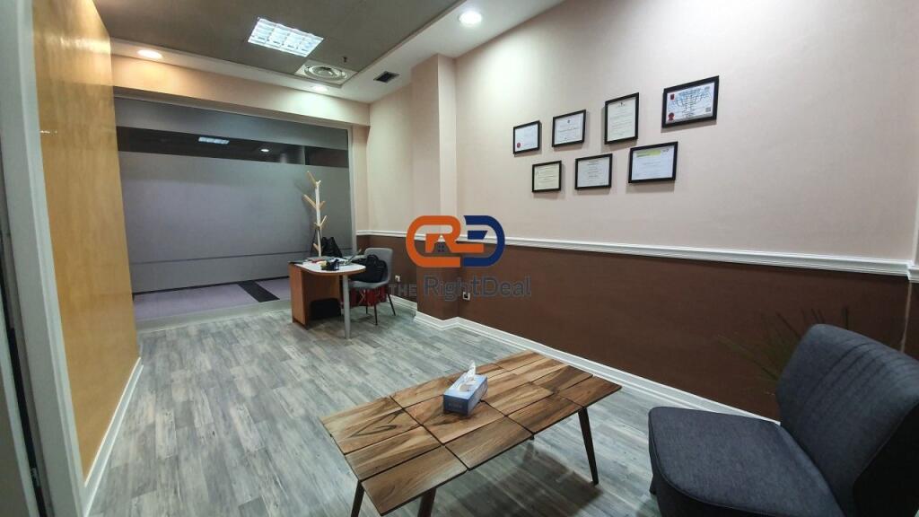 Da ETC, Vendita di Locale Commerciale Adatto per Investimento !!