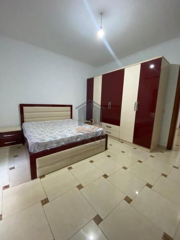 Jepet me Qira Apartament 3+1 me Verandë 30 m² – Durrës