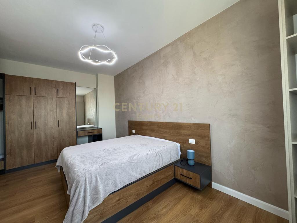 t me Qira – Duplex 2+1+2, Rruga e Barrikadës