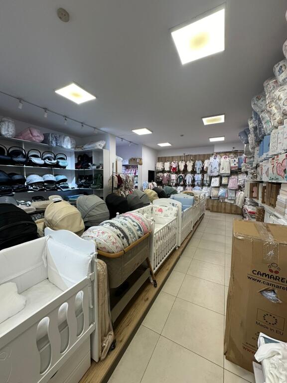 Locale commerciale in affitto a Yzberisht vicino al big market