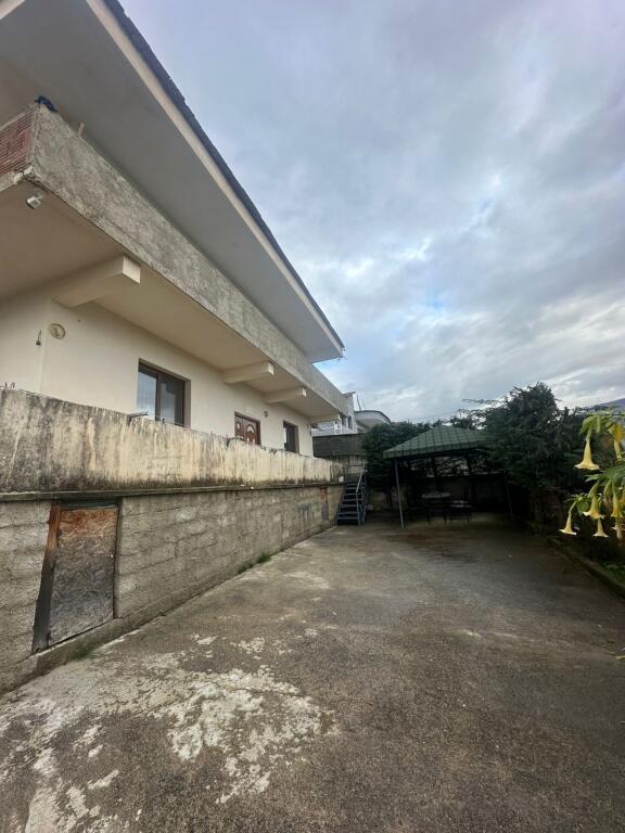 Vendesi in vendita a due piani a Babrru