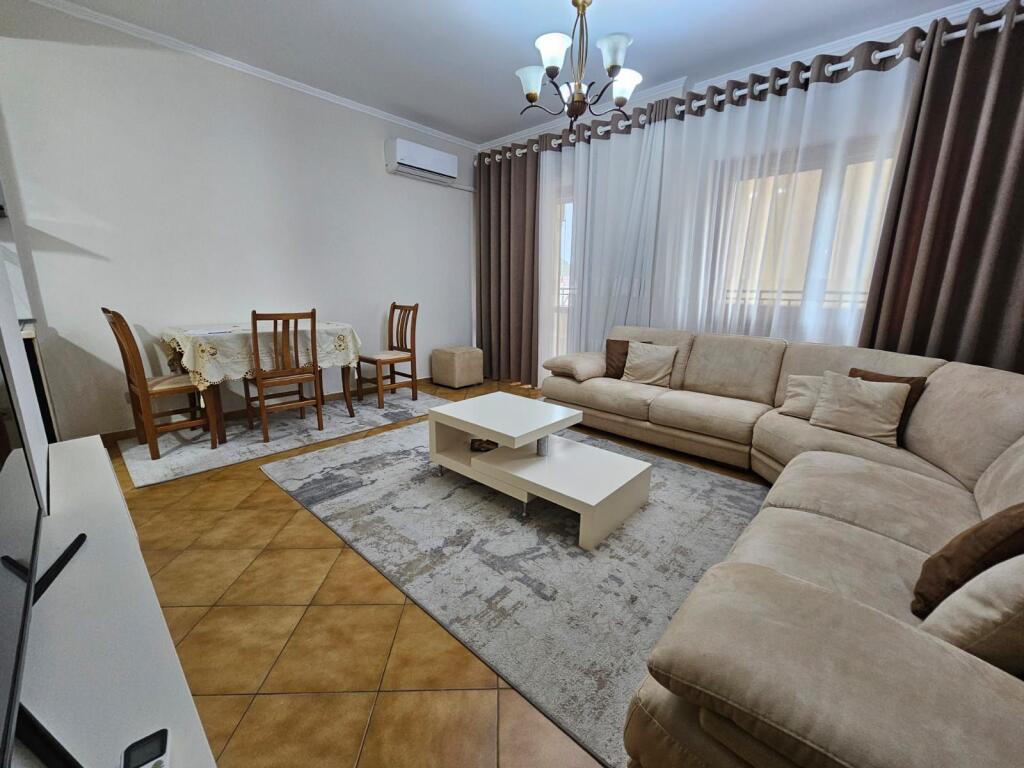 Apartament 2+1 per qira te Komuna Parisit
