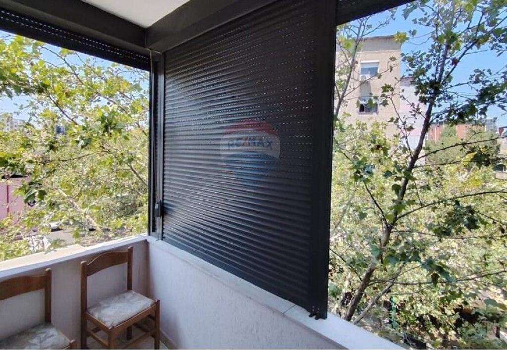 Shitet Apartament 2+1+2 ne fillim te Rr Ali Demi