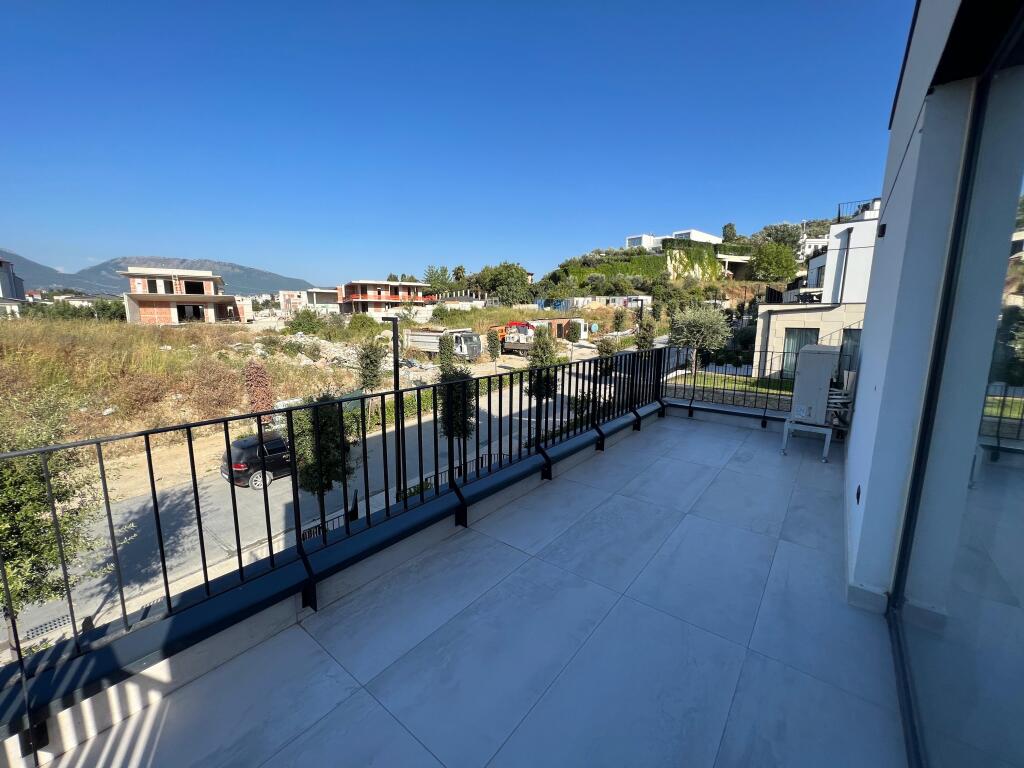 📣 QERA Vile e Bashkengjitur 📍 Forest Residence, Liqeni i Thate ✨     🏠 Vile 3-Kateshe   📐 Siperfaqe Banimi 400 m2   📐 Siperfaqe Trualli 400 m2   🔄 Organizohet Ne : Sallon Spacioz Dhe Ambient Gatimi, 4 Dhoma Gjumi, 5 Tualete, Kopesht i Gjelberuar, Podrum,  3 Post Parking.     💶 Cmimi 4.000 Euro