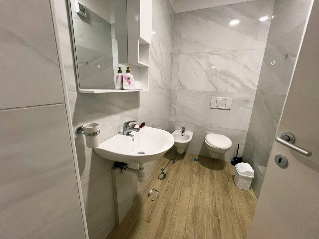 JEPET ME QERA: APARTAMENT 1 +1/ zona : TREGU ELEKTRIK