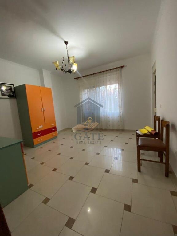 Jepet me Qira Apartament 3+1 me Verandë 30 m² – Durrës