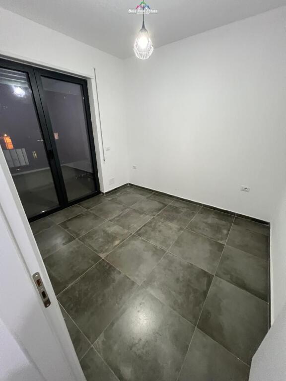 Zyre Me Qera Tek ish Stacioni Trenit (ID BZ2758) Tirane