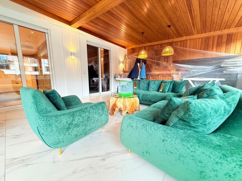 🏡 Shitet apartament modern 2+1  me verandë të madhe,pranë Kopshtit Botanik