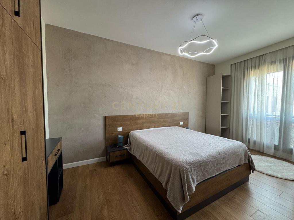 t me Qira – Duplex 2+1+2, Rruga e Barrikadës