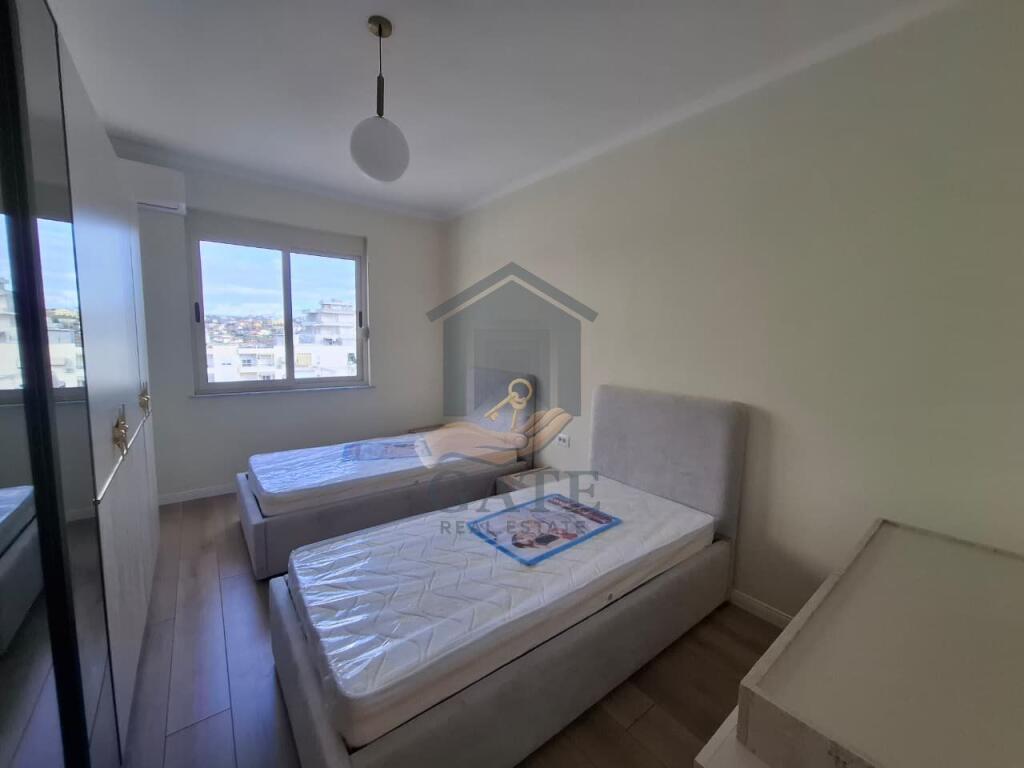 Shitet apartament 2+1 – Plazh Iliria, totalisht i mobiluar dhe i investuar, kati i 6 me ashensor – shumë pranë detit, pranë Hotel Horizont