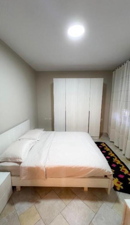 Apartament me qera 1+1 në Qendër!