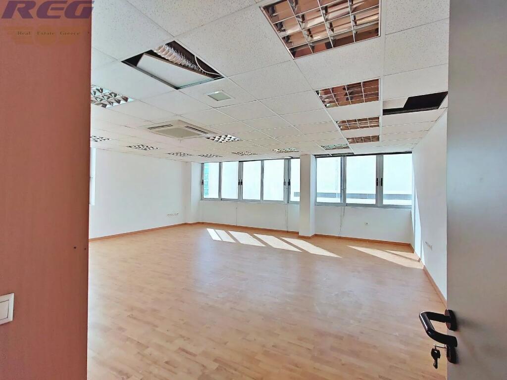 Zyre Me Qera Tek Komuna e Parisit (ID BZ2757) Tirane