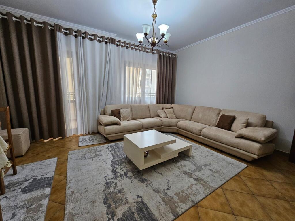 Apartament 2+1 per qira te Komuna Parisit