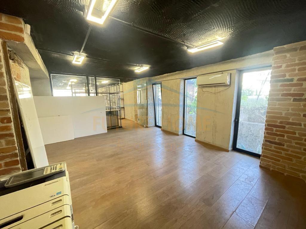 Qera, Ambient Zyre, Tregu Çam,Tiranë.