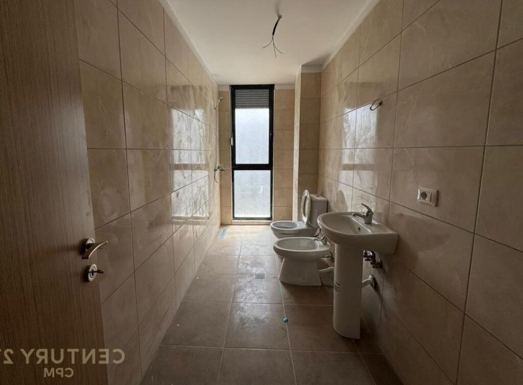 Shitet Apartament 3+1 ne fund te rruges 5 Maj.