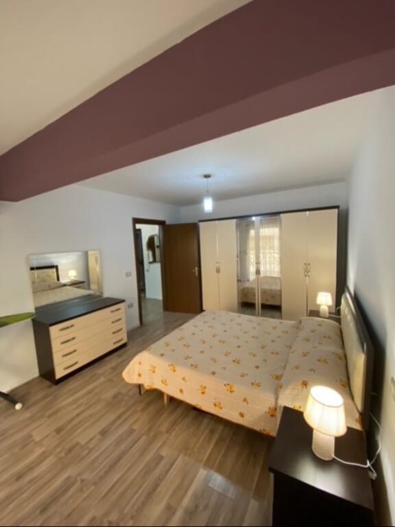 Tirana sopra la Scuola di Balletto Affittasi Appartamento 1+1+A+BLK al 2° piano, 62 m2, Prezzo 40.000 Leke/Mese