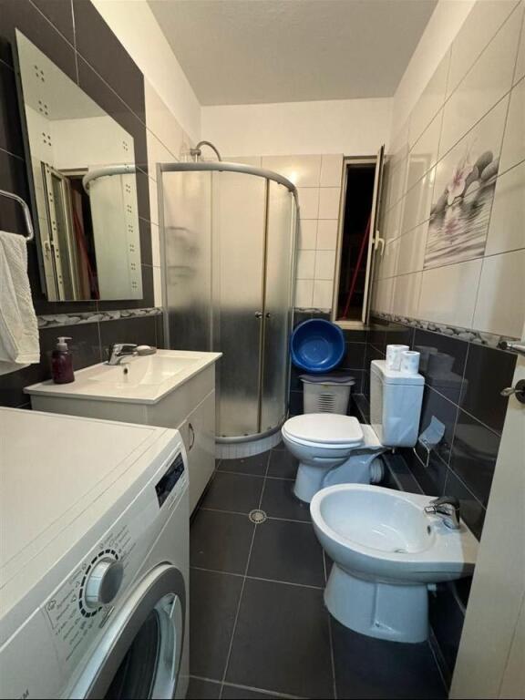 Apartament 2+1 me qera tek kryqezimi i 5 Majit