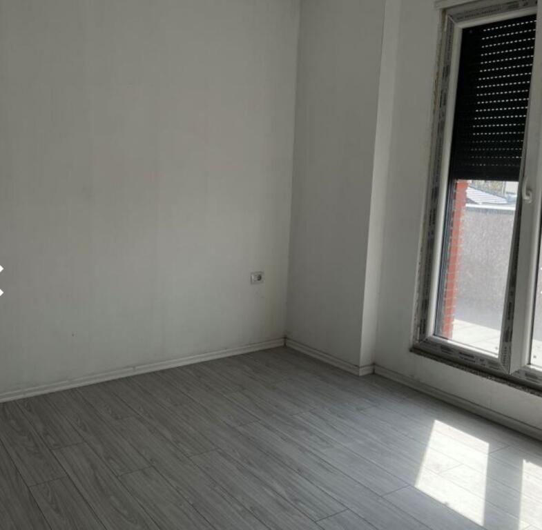 Shitet 3+1 me Verande Kamez